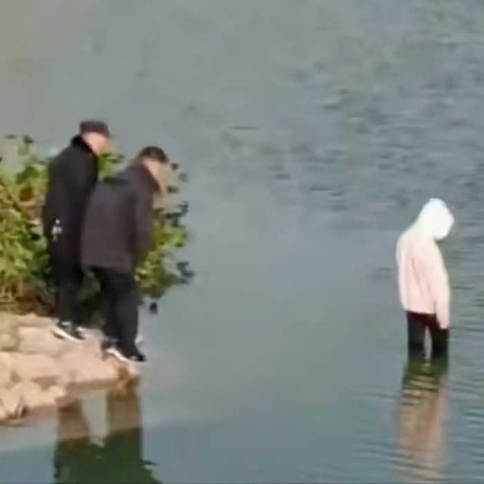 安徽望江17岁女孩在多名民警目视下跳河溺亡 涉事民警已被停职