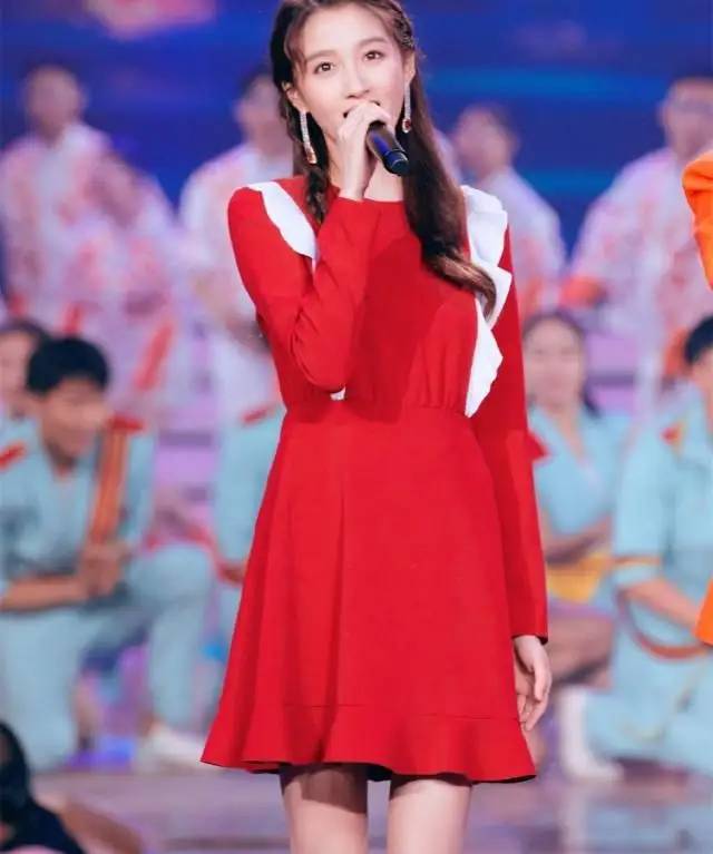关晓彤鞠婧祎相差14cm，同穿红裙，终于知道腿长和腿细谁更重要了