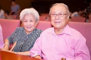 一路走好！谢芳丈夫张目因新冠病逝，享年92岁，生前只有轻微咳嗽